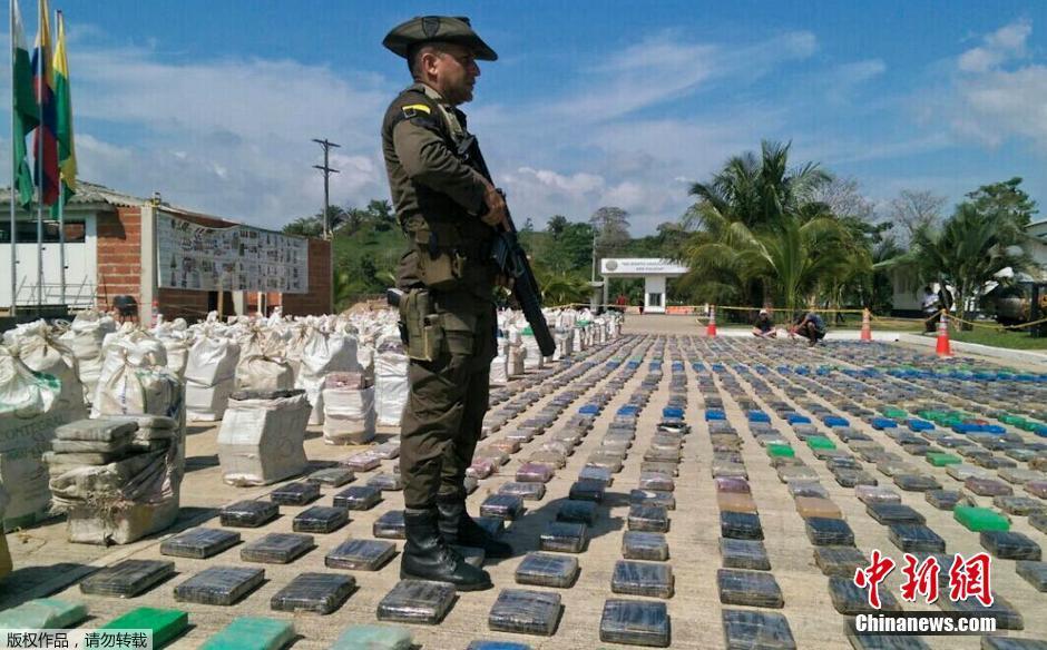 哥伦比亚缴获8吨可卡因 警方荷枪实弹守卫
