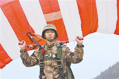 这名空降兵不一般:跳伞678次 7次成功处置空中特情 这名空降兵不一般:跳伞678次 7次成功处置空中特情