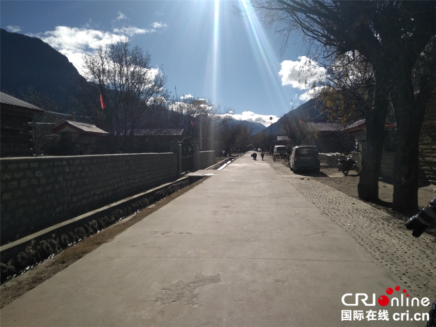 图片默认标题_fororder_横穿才召村宽阔的中心马路_副本