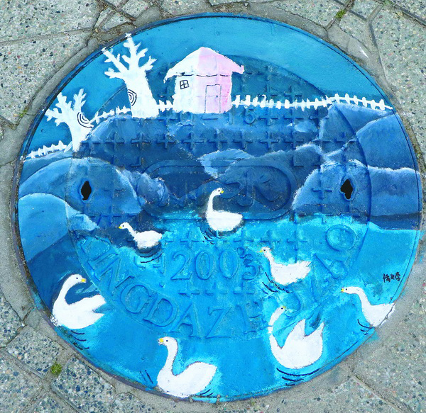 成都高校大学生创意妙笔 打造45个"超萌"井盖