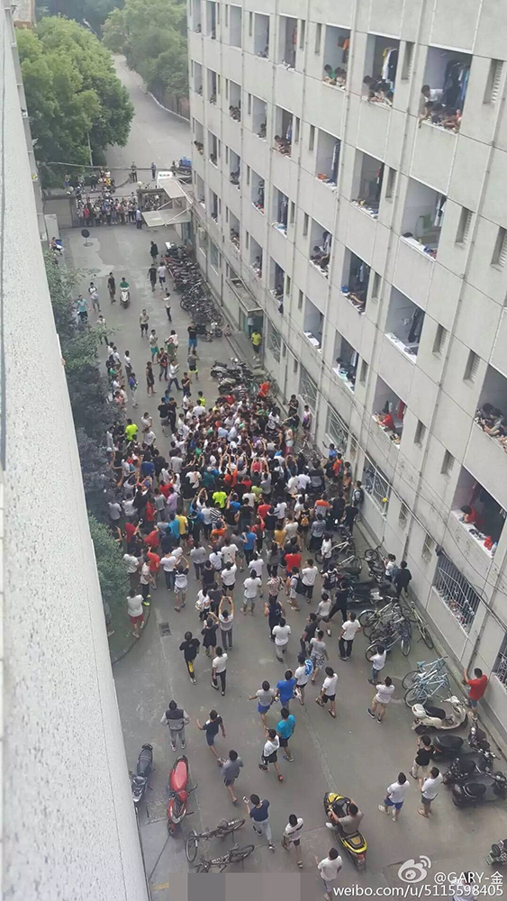 小偷成都体院行窃 遭百人围打衣服被撕烂