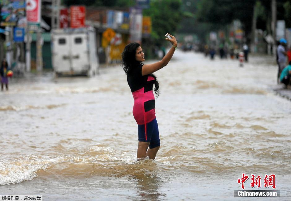 斯里兰卡洪水淹没街道 民众水中嬉戏自拍