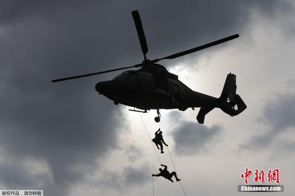 巴西士兵参加空中演练 提升里约奥运会安保力量