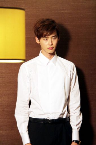 宋仲基李敏镐池昌旭李钟硕 看韩国白衬衫男神都有谁