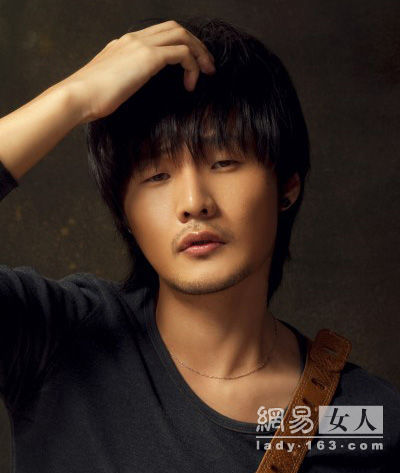 杨丞琳公开秀恩爱 男友李荣浩撞脸早期周杰伦