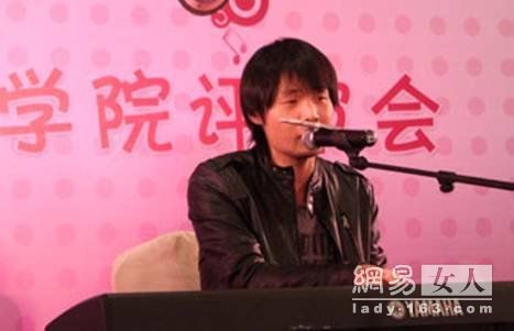 杨丞琳公开秀恩爱 男友李荣浩撞脸早期周杰伦