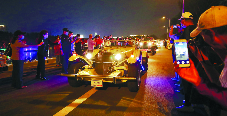 一路拍 一路嗨 一路赞——2020长春消夏艺术节花车巡游第三天