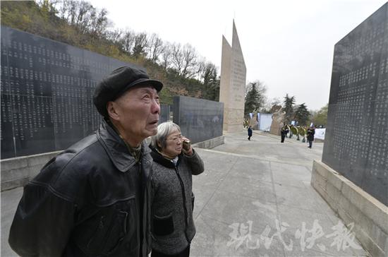 图片默认标题_fororder_　现代快报讯，12月13日上午，在南京航空抗日烈士纪念馆，步履蹒跚的张翼龙夫妇在现场徘徊了很久。他们在寻找一个名字——蒲良楼。