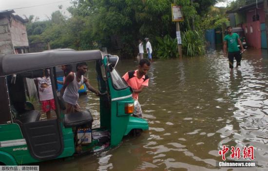 斯里兰卡暴雨引发大规模泥石流 数百人被埋