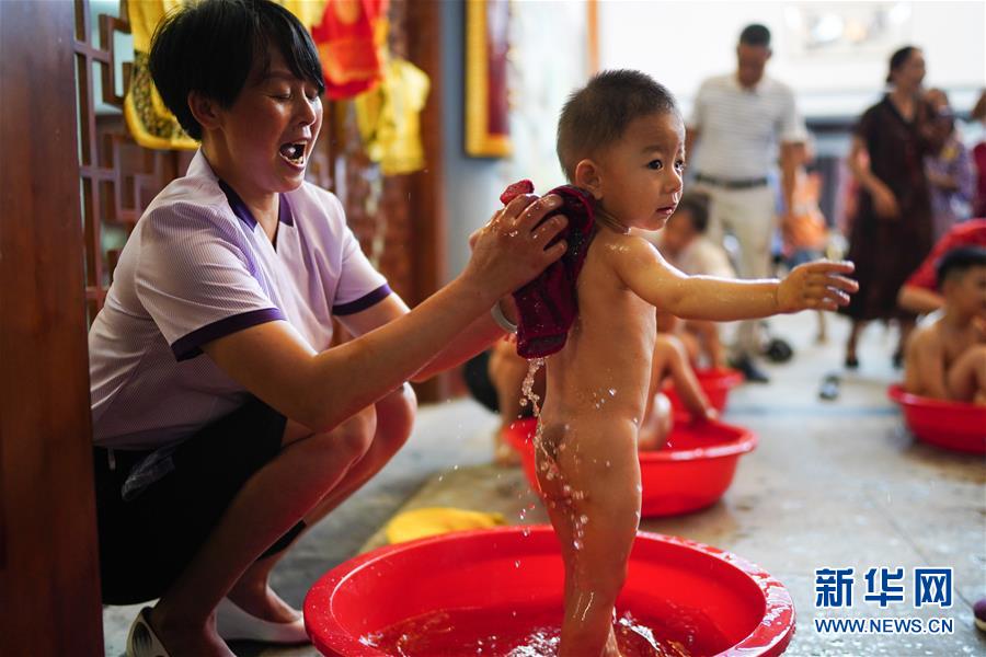 江西南昌：文化大院里感受端午民俗