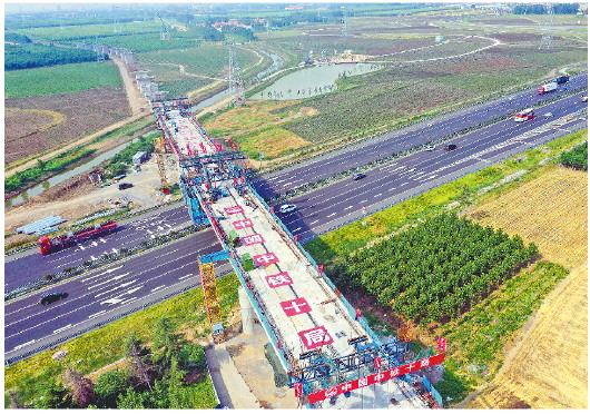 邹平货运铁路专用线跨青银高速特大桥连续梁合龙