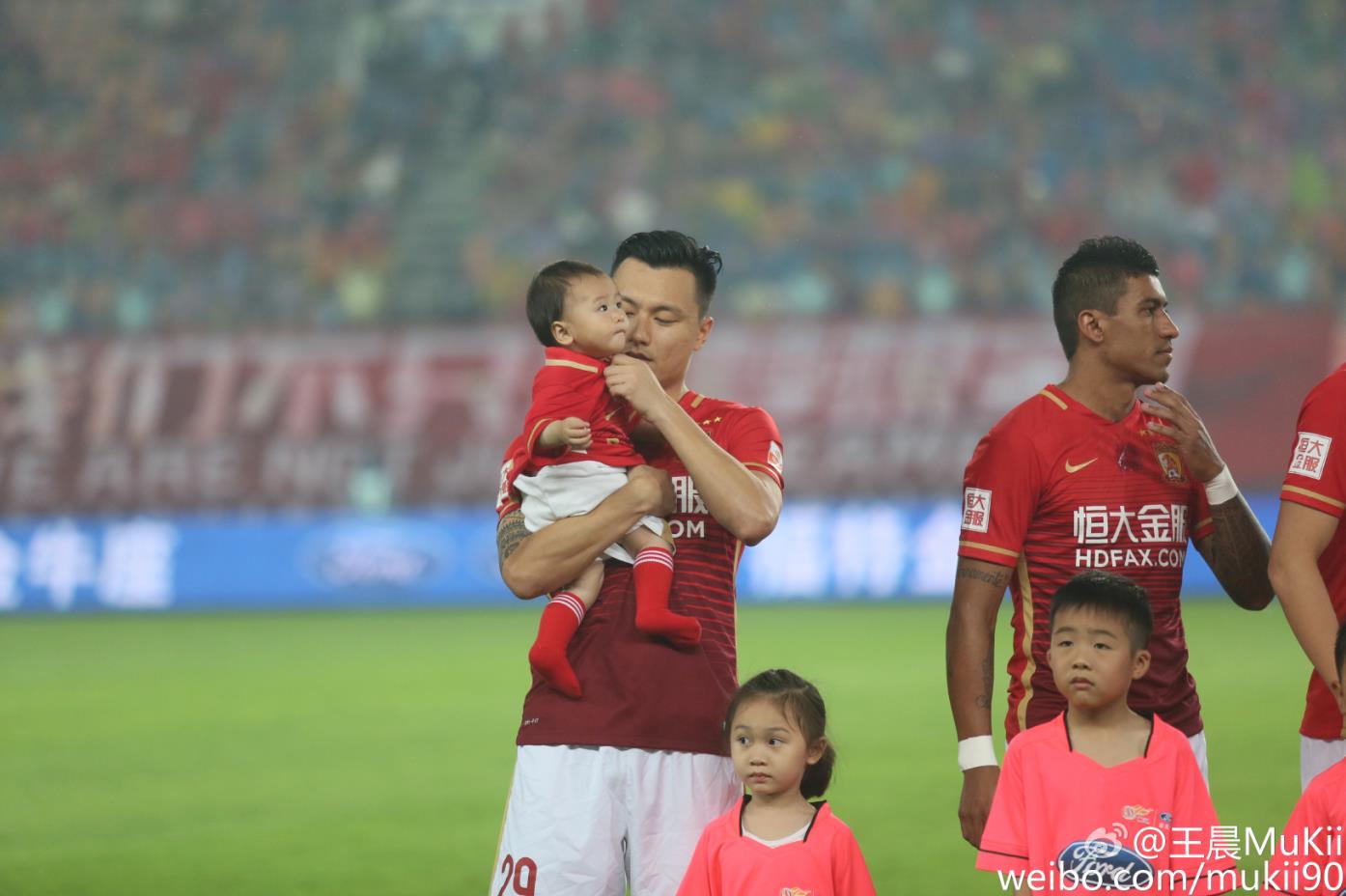 这个杀手不太冷! "小情人"面前他眼神融化了