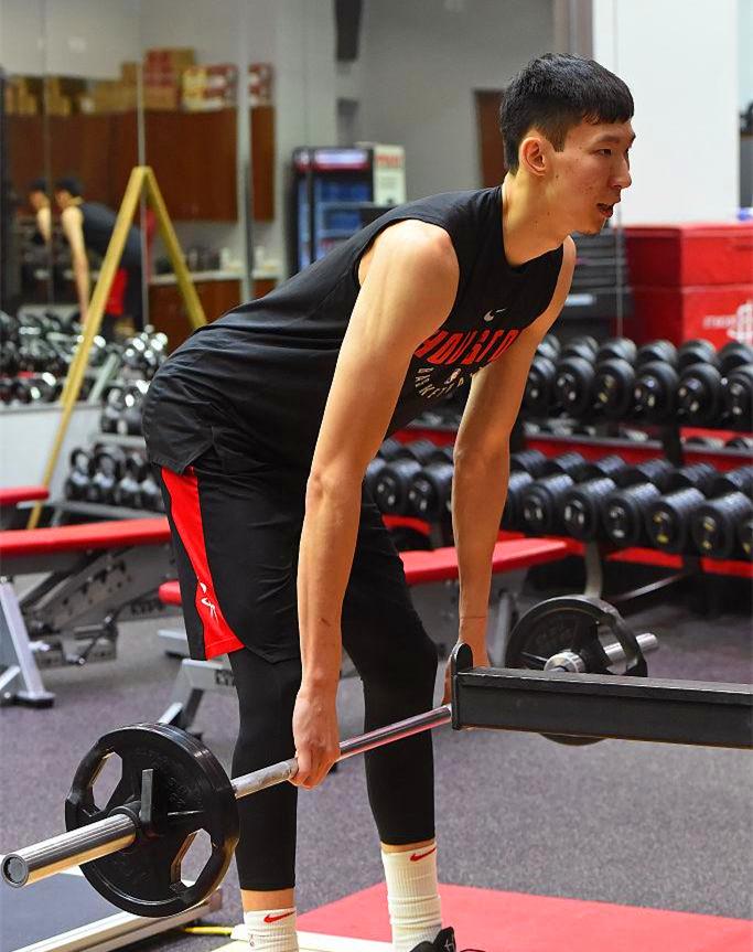 收效明显周琦接受火箭魔鬼训练大臂围度变粗