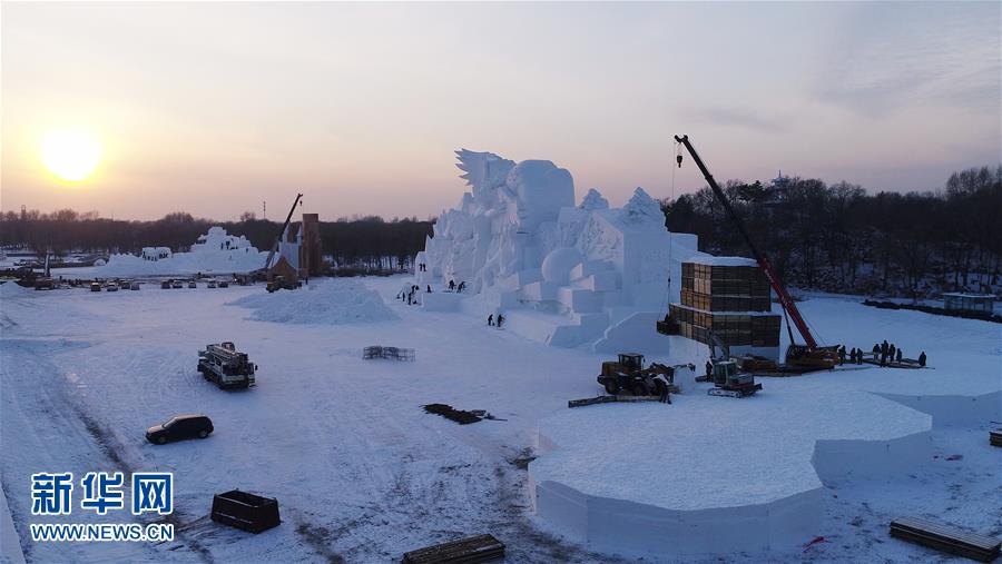 哈尔滨：“雪博会”巨型雪塑露芳容