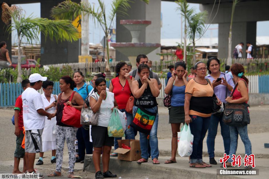 厄瓜多尔发生6.8级地震 民众聚集空地避难