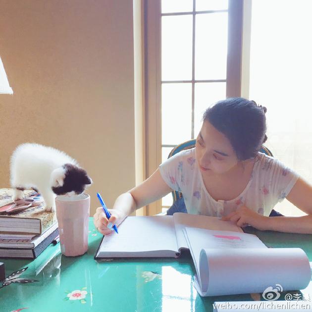 范冰冰素颜写字 李晨晒照：天天向上