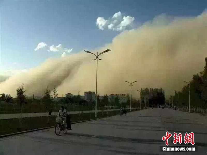 新疆塔里木河上游遭沙尘暴袭卷 阿拉尔市能见度不足20米