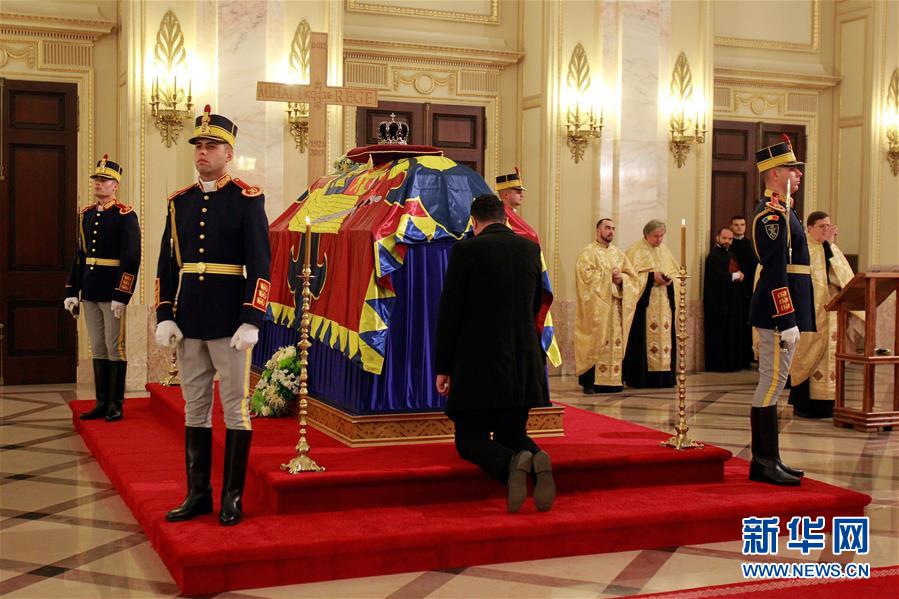 罗马尼亚民众悼念前国王米哈伊一世