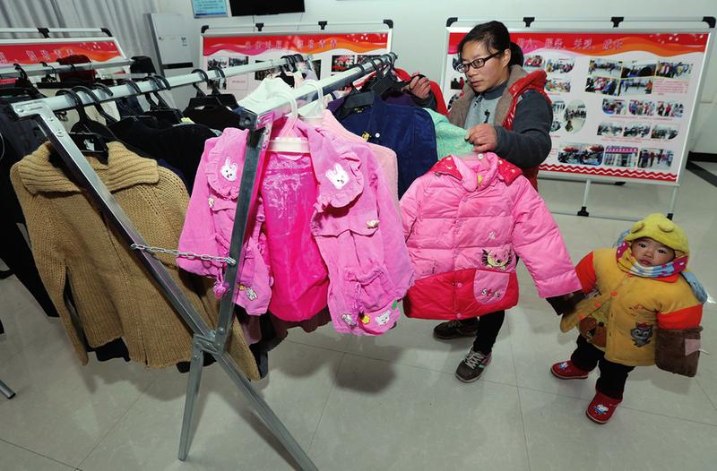 【民生 图   显示图在稿件最下方】这家爱心服装店衣服免费领