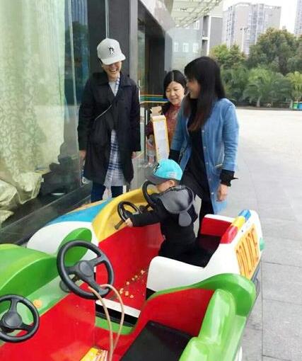 长得与汪涵一模一样!杨乐乐带儿子小沐沐游玩
