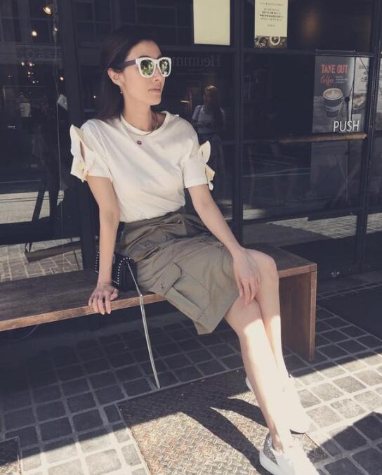 腿好白！45岁李嘉欣出街 坐长椅上自然摆拍