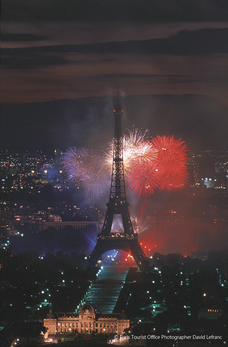绚丽霓虹点亮巴黎夜 圣诞、新年浪漫大不同