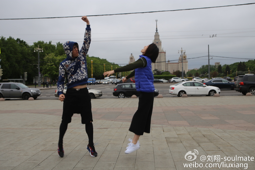 刘翔520秀恩爱 玩倒立与吴莎隔空对打