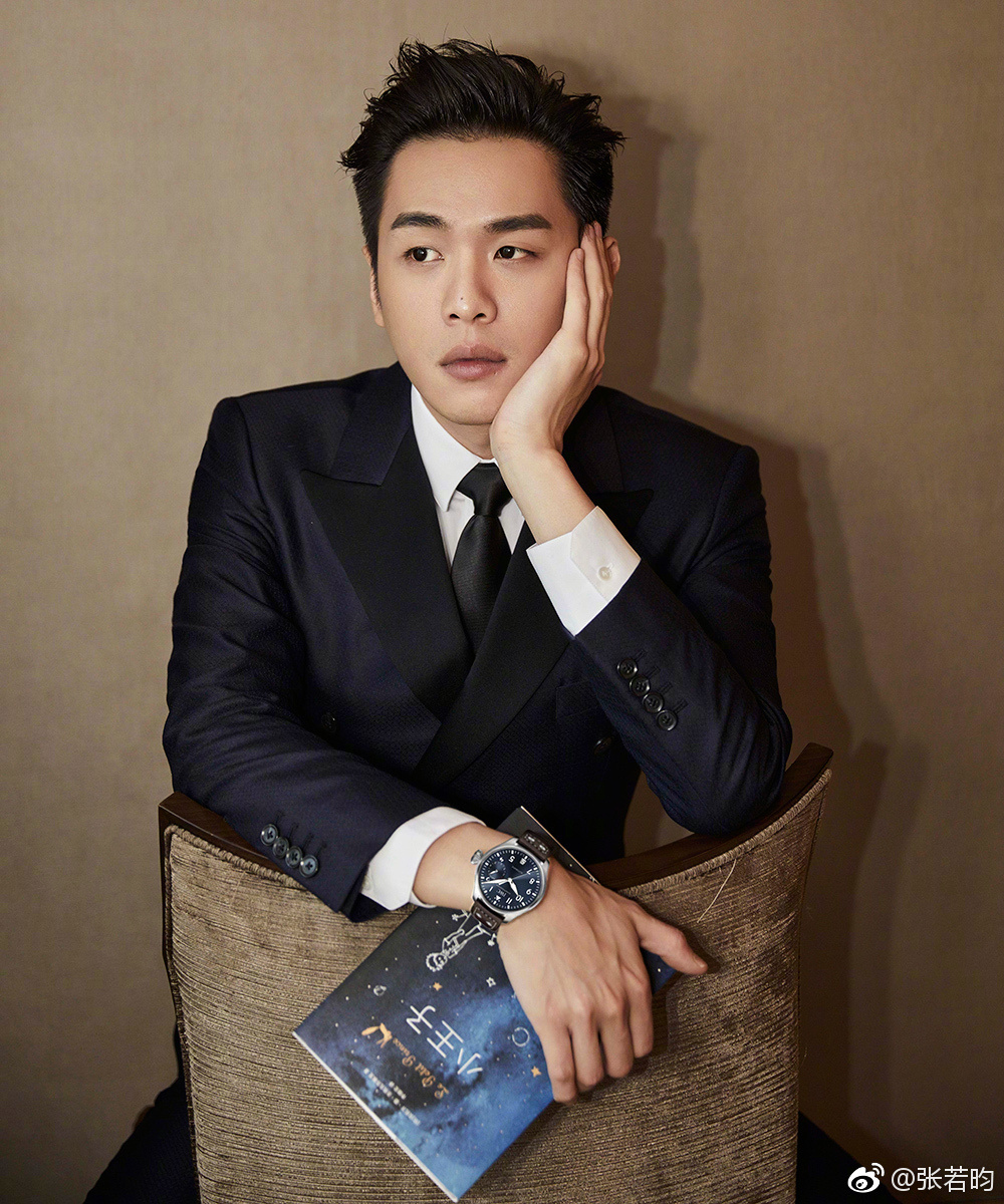 张若昀被偷拍后发声:路人相遇大大方方的来打个招呼