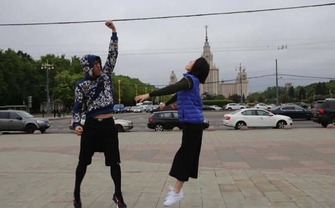 本色出演!刘翔与女友520秀恩爱