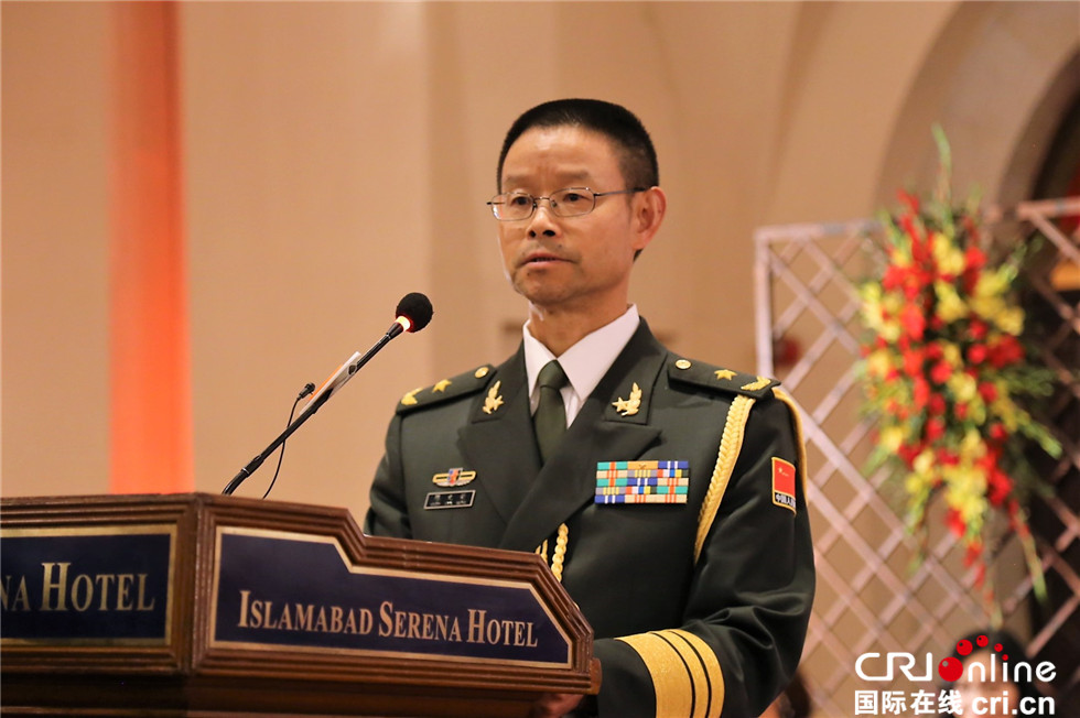 陈文荣武官在招待会上致辞