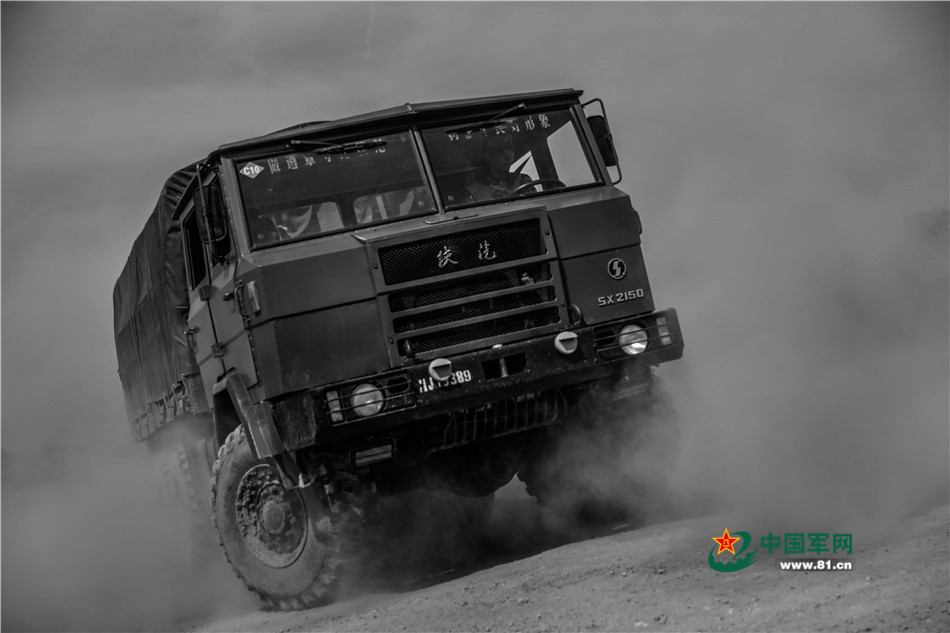 特种驾驶训练:最炫还是战车飞 特种驾驶训练:最炫还是战车飞