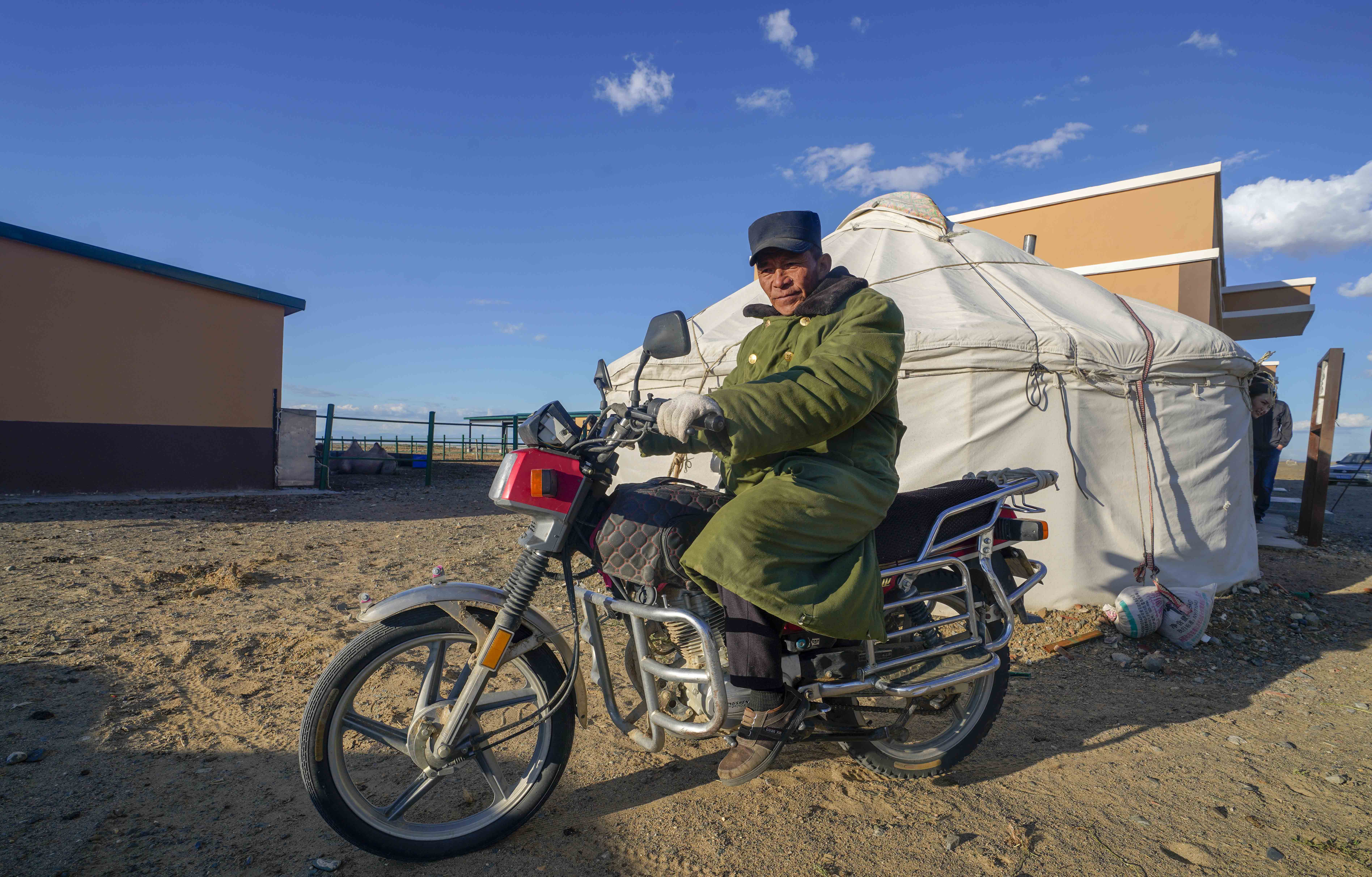 新疆:戈壁滩上发驼财