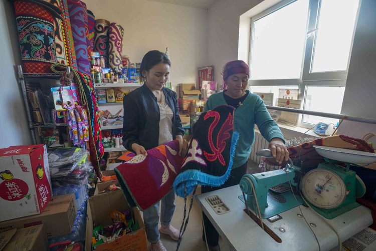 新疆：戈壁滩上发“驼财”