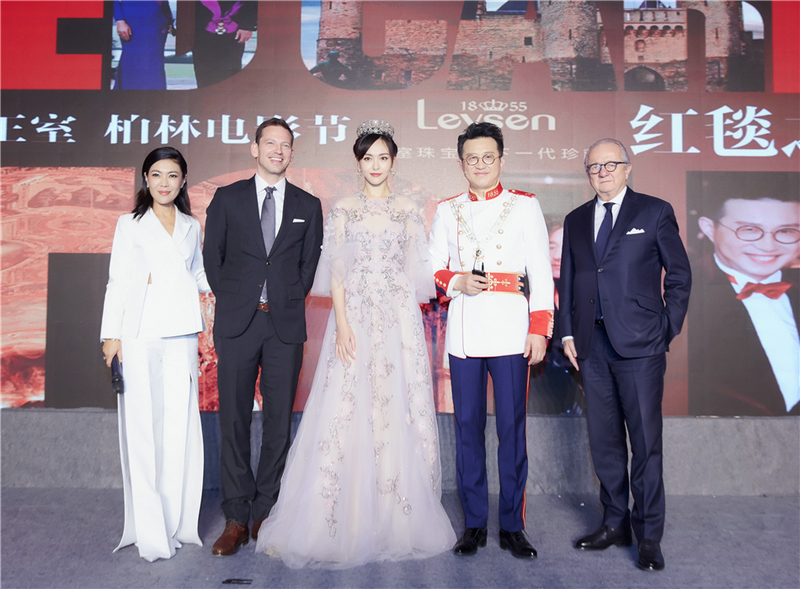 唐嫣佩戴公主王冠出席活動