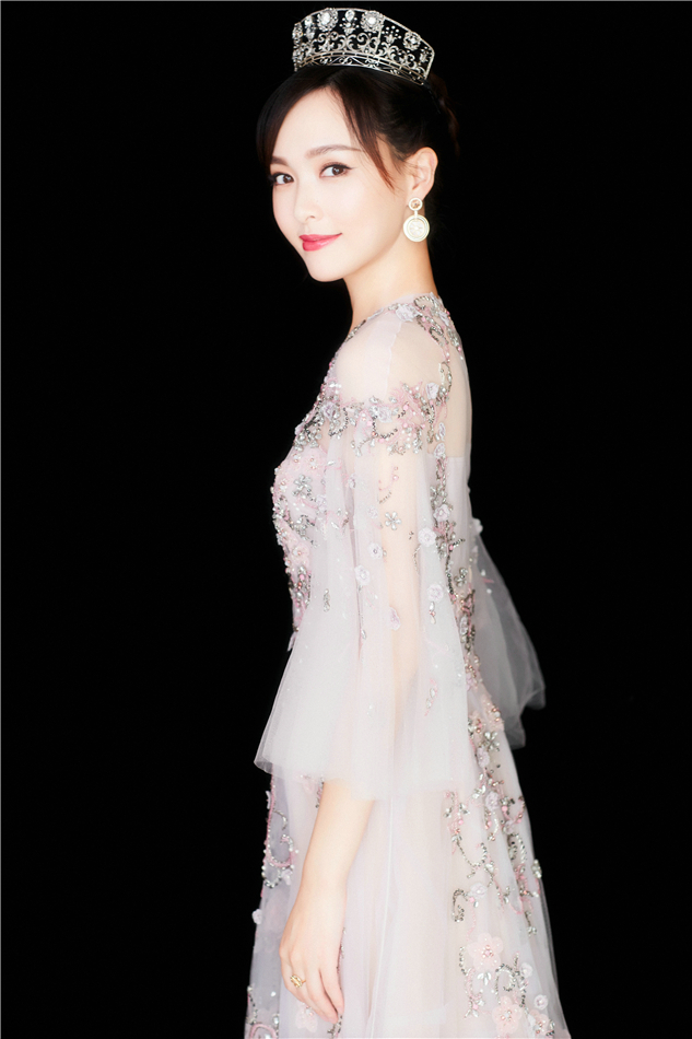 唐嫣佩戴公主王冠出席活動