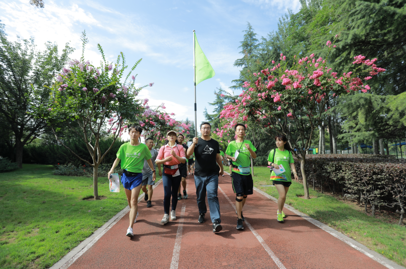 西安經開區舉行第二屆“比鄰節”開幕式暨健步走活動