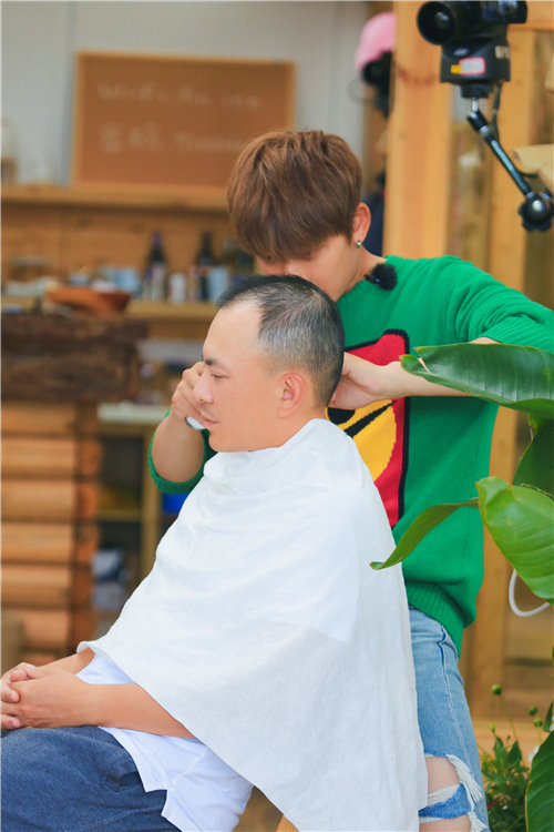 親愛的客棧_fororder_陳翔給王珂剃頭被讚“洗剪吹大拿”