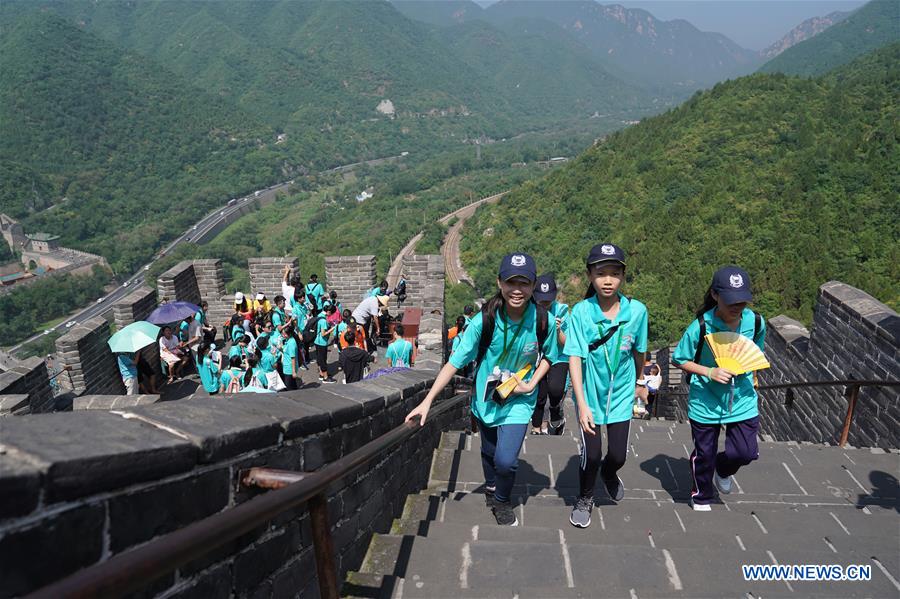 Youngsters from China's Hong Kong visit Great Wall in Beijing