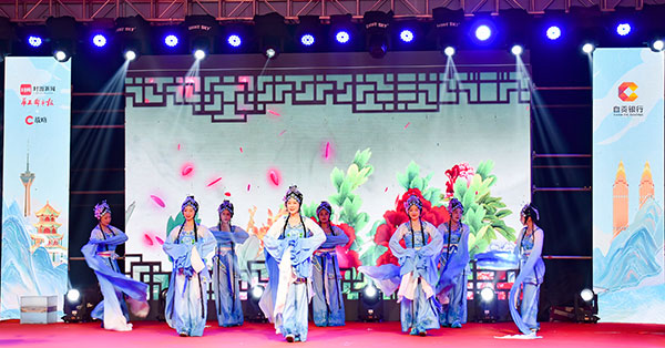 自贡第三届短视频大赛落幕 作品《奉献的意义》揽获万元大奖_fororder_4精彩的节目表演（摄影-赵丽）