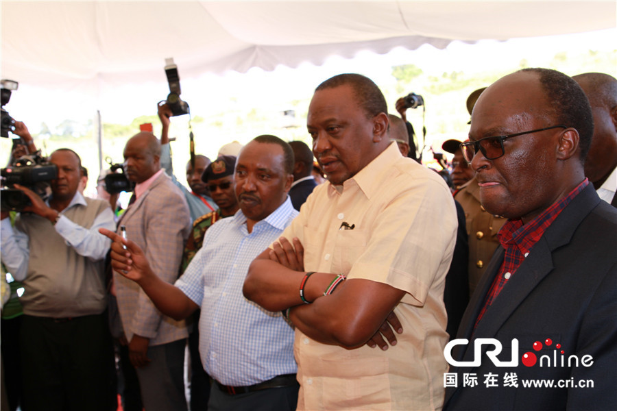 图片默认标题_fororder_2，12月16日，肯尼亚总统肯雅塔（前中）观看中国交建承建的内马铁路展板。 （王新俊 摄）_副本_副本