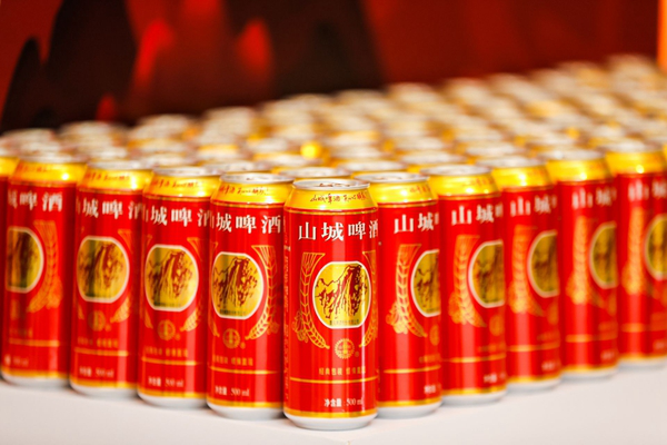 山城啤酒经典包装罐全新上市勾起市民怀旧情怀