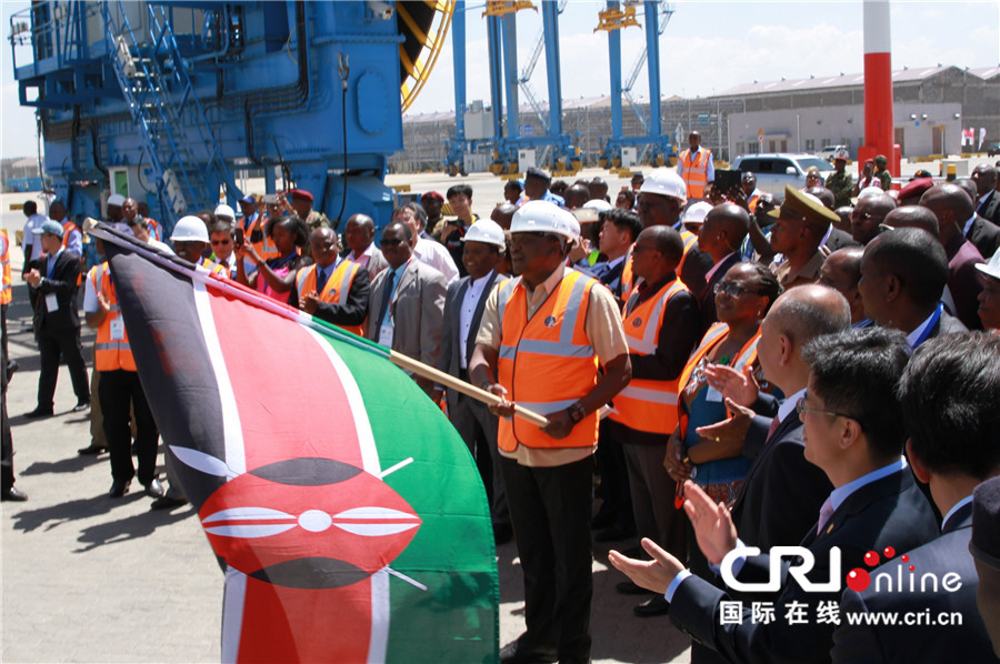 图片默认标题_fororder_4，12月16日，肯雅塔总统挥舞肯尼亚国旗启动内罗毕集装箱内陆港运营。（王新俊 摄）_副本_副本