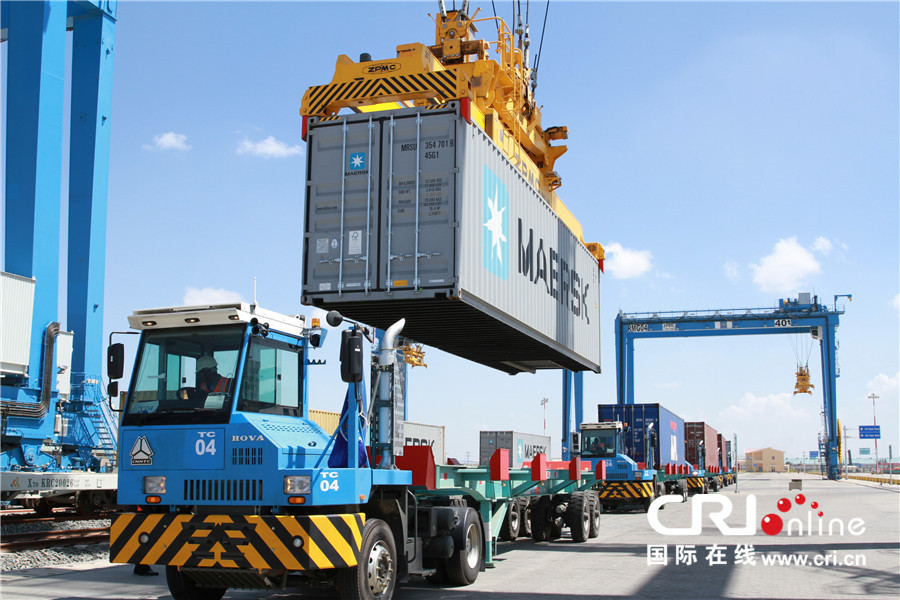 图片默认标题_fororder_9，12月16日，一辆卡车在内罗毕内陆港内装载集装箱。 （王新俊 摄）_副本_副本