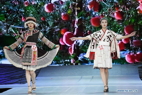 Mga tradisyonal na etnikong damit, idinispley sa Yunnan