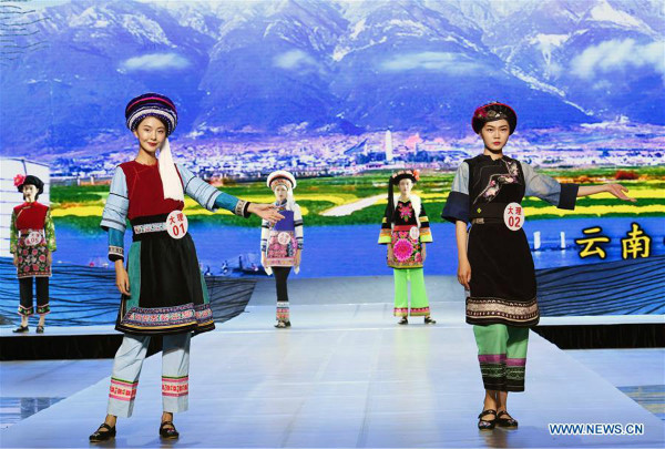 Mga tradisyonal na etnikong damit, idinispley sa Yunnan