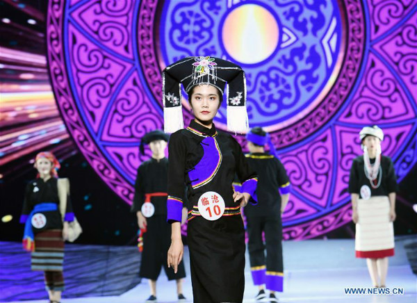 Mga tradisyonal na etnikong damit, idinispley sa Yunnan