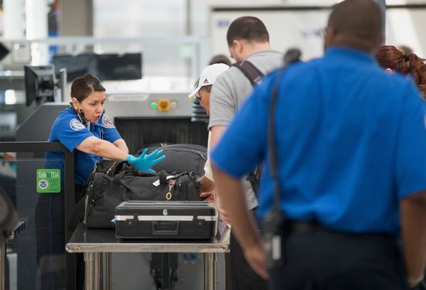 美国机场安检人太多乘客要有耐心