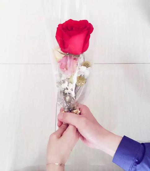 霍建华林心如手持玫瑰，隔着屏幕都感受到幸福