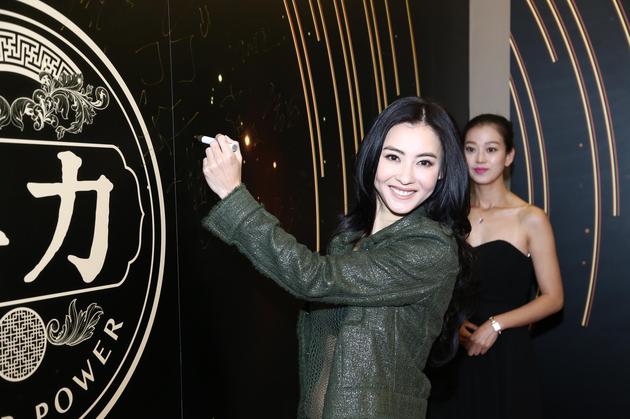 张柏芝遭向太炮轰后首亮相 面露笑容心情好