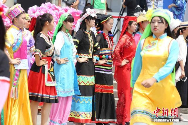 模特露天展示中国少数民族服饰-国际在线